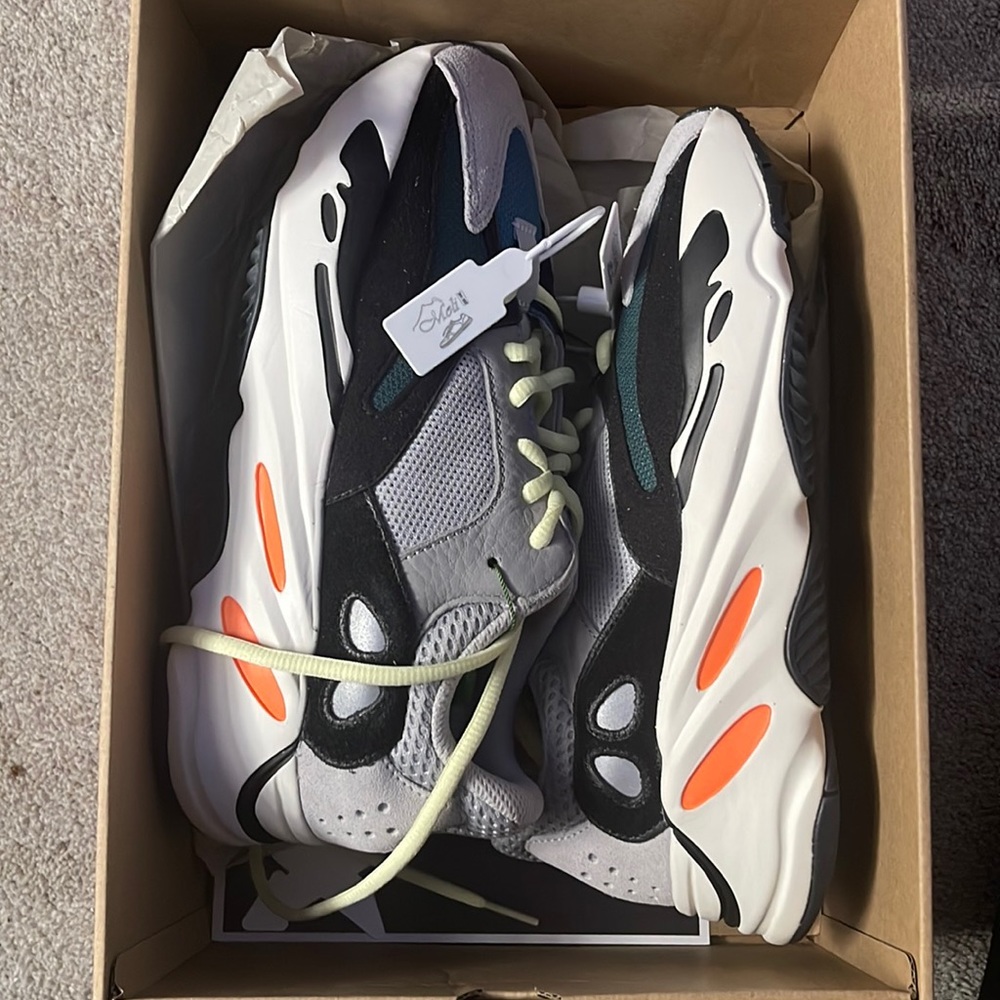 Brand new Yeezy, 700 size 7